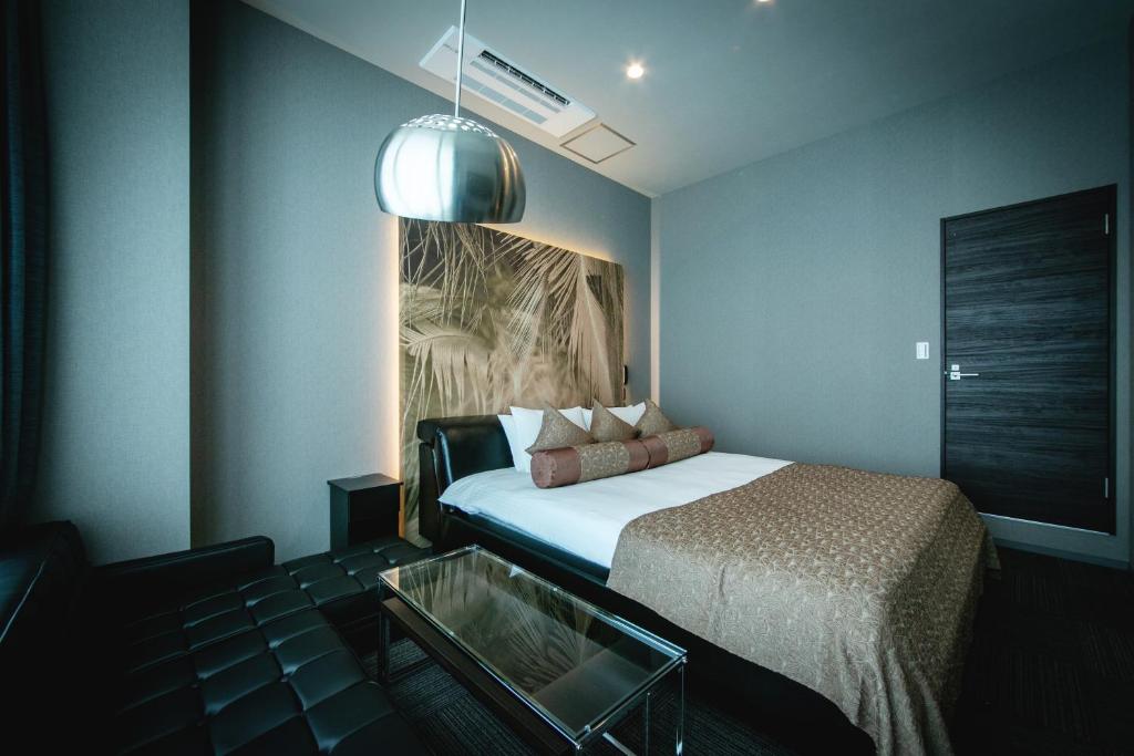 八王子市にあるHOTEL BLAXの小さなベッドルーム(ベッド1台、窓付)