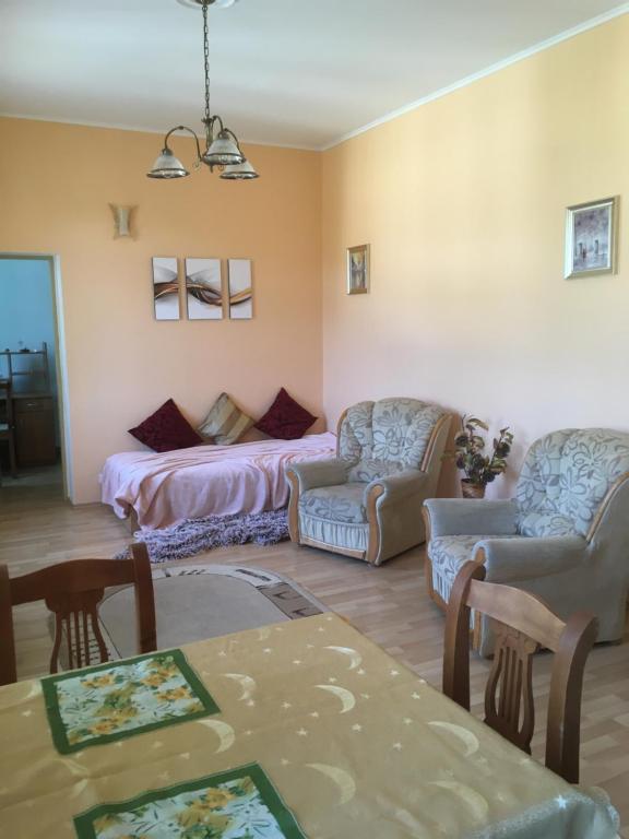 - un salon avec deux chaises et un canapé dans l'établissement Margo Apartman, à Karlovy Vary