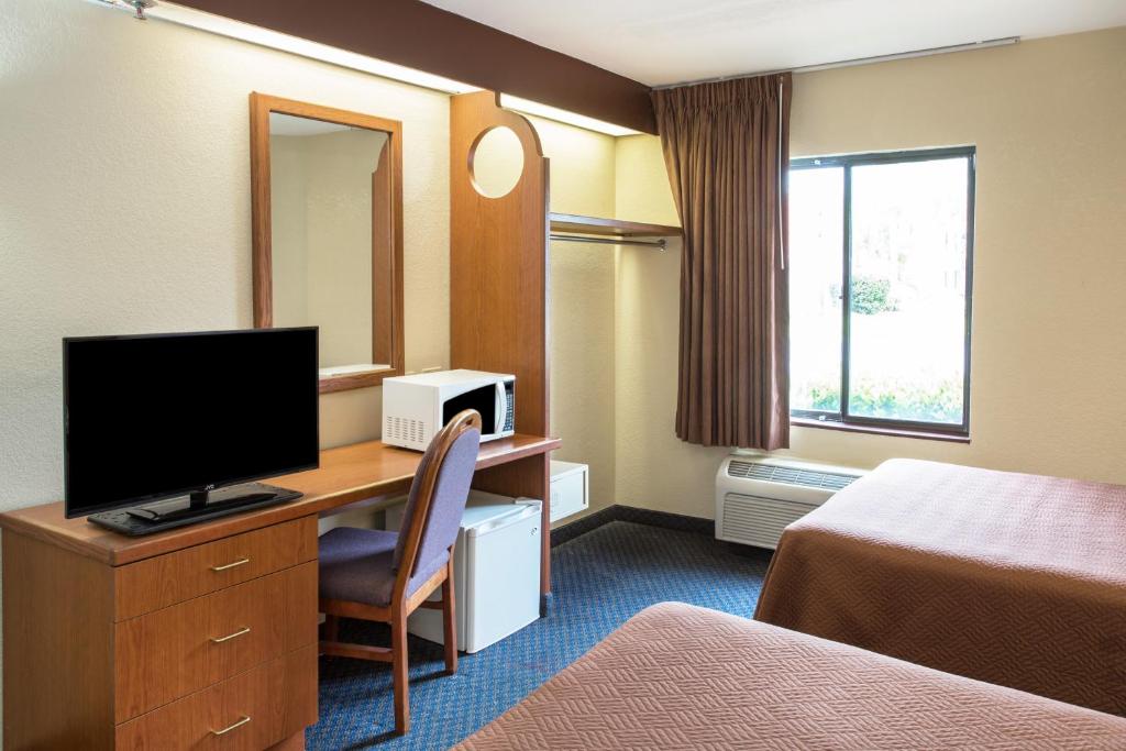 Travelodge by Wyndham Fort Myers Airport - 
