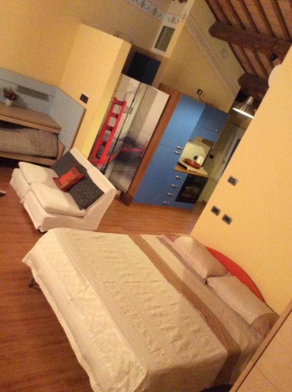 sala de estar con cama y sofá en apartments in the center of Ferrara excellent for Smart work, en Ferrara