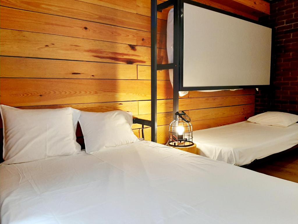 Posteľ alebo postele v izbe v ubytovaní Hostal Erasmus by gaiarooms