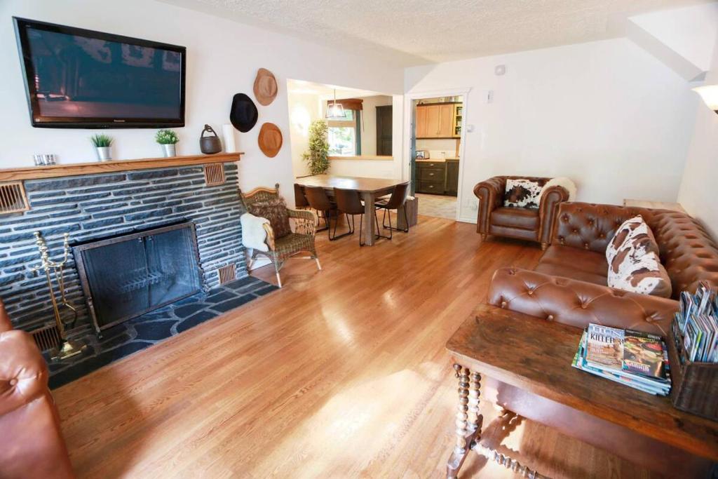 uma sala de estar com um sofá e uma lareira em Banff Mountain Home- The Real Rockies Experience em Banff
