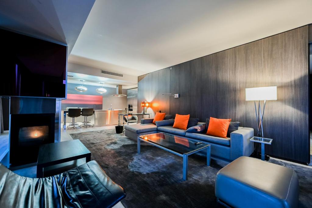 Lounge atau bar di StripViewSuites Two-Bedroom Conjoined Suite at Palms Place