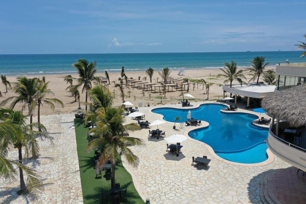 Vaizdas į baseiną apgyvendinimo įstaigoje Hotel Arenas del Mar Resort arba netoliese