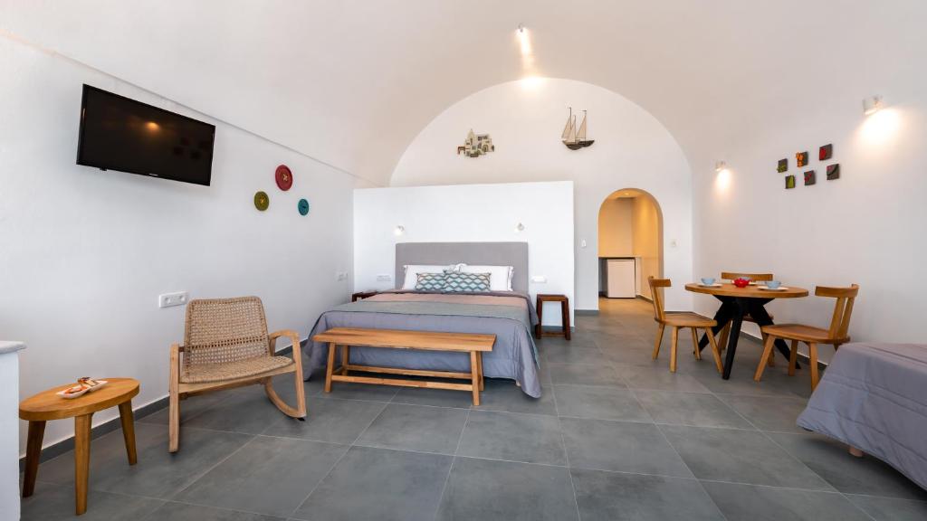 TV in/ali zabaviščno središče v nastanitvi Sigalas Beach Hotel