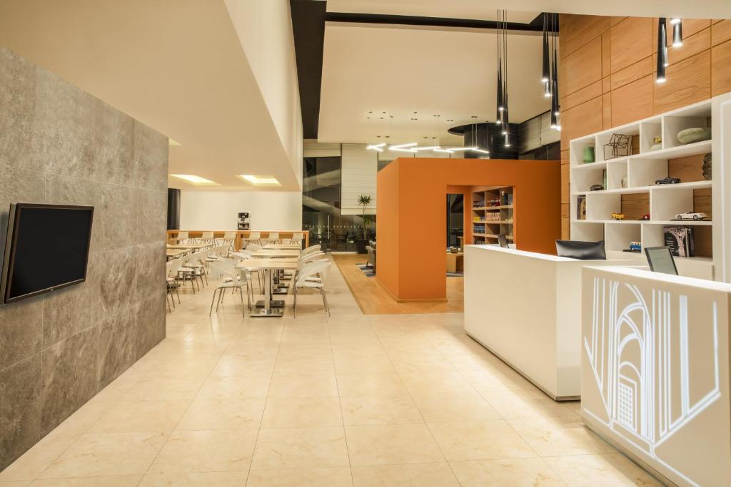 Kuchyň nebo kuchyňský kout v ubytování Fiesta Inn Express Queretaro Constituyentes