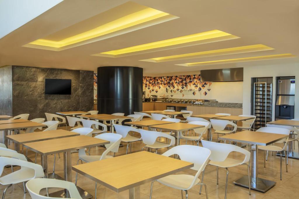TV a/nebo společenská místnost v ubytování Fiesta Inn Express Queretaro Constituyentes