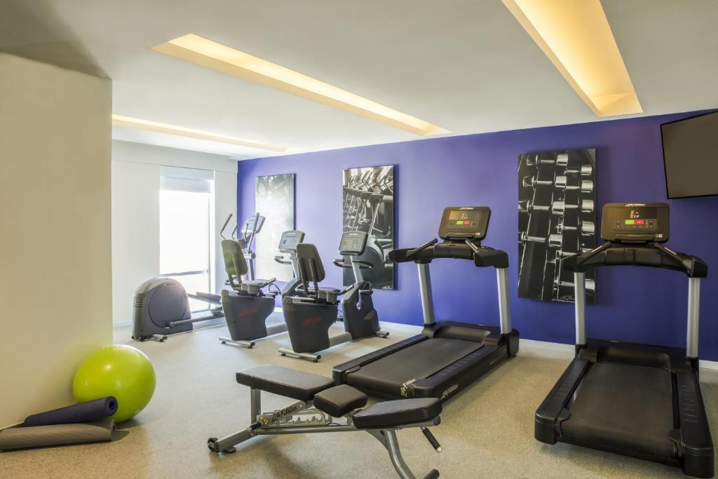 Fitness centrum a/nebo fitness zařízení v ubytování Fiesta Inn Express Queretaro Constituyentes