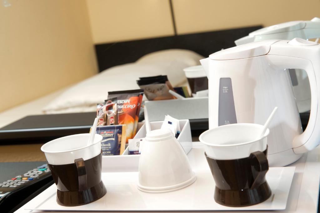 Příslušenství pro přípravu čaje a kávy v ubytování Hotel Excelsior Ludwigshafen