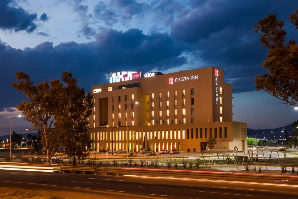 a building with a sign on the top of it at Fiesta Inn Silao Puerto Interior in Silao