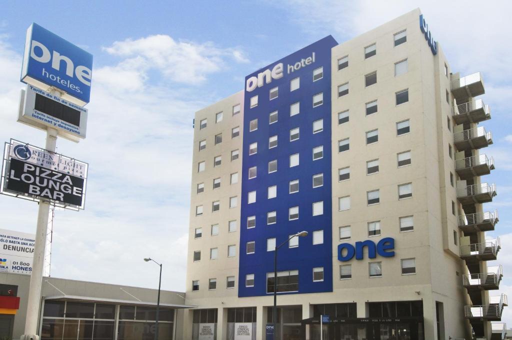 Un edificio con uno podría firmar un hotel delante de él en One Puebla FINSA, en Puebla