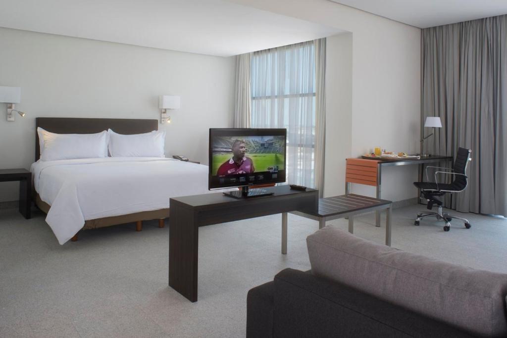 TV a/nebo společenská místnost v ubytování Fiesta Inn Merida