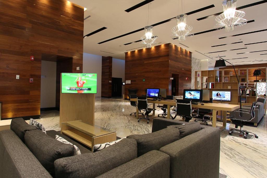 TV a/nebo společenská místnost v ubytování Fiesta Inn Merida
