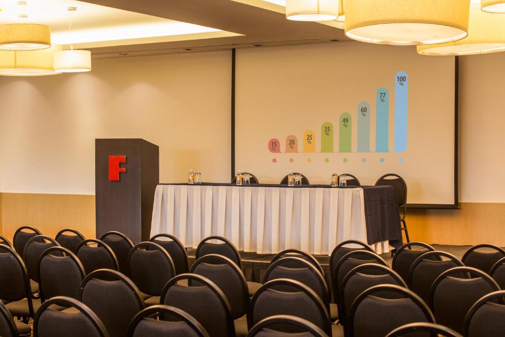 El área de trabajo o centro de convenciones de Fiesta Inn Aeropuerto CD Mexico