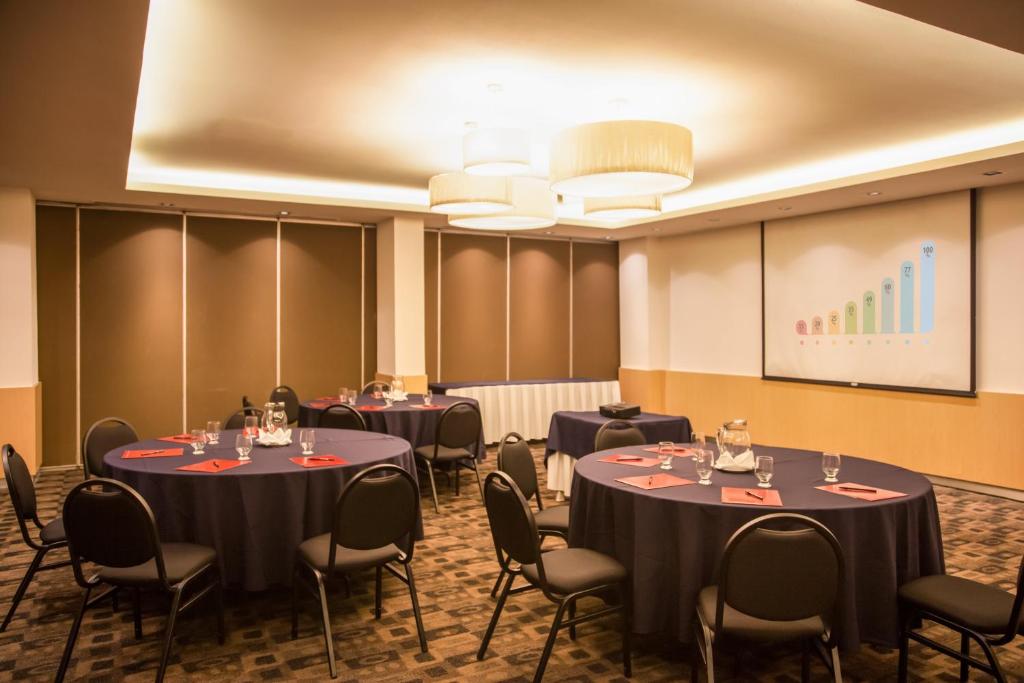 El área de trabajo o centro de convenciones de Fiesta Inn Aeropuerto CD Mexico