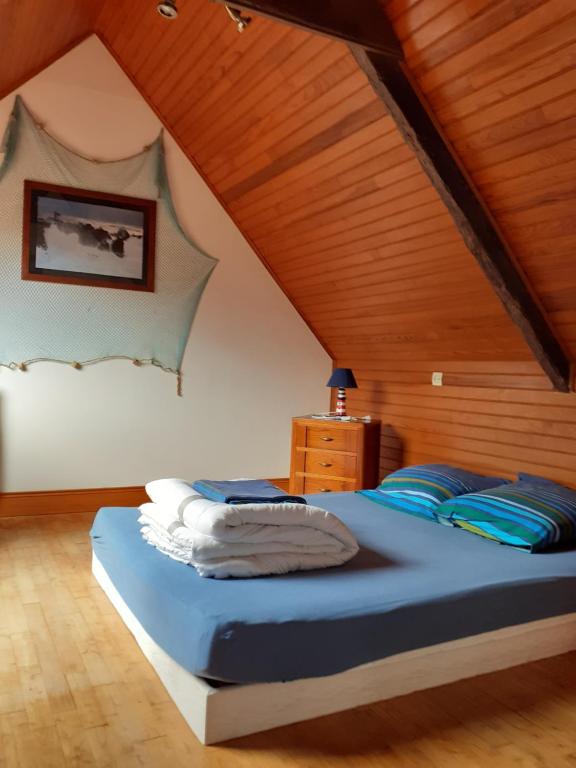 Quemper-GuézennecにあるGite kerblouc'hの木製の天井が特徴のベッドルーム1室(ベッド1台付)