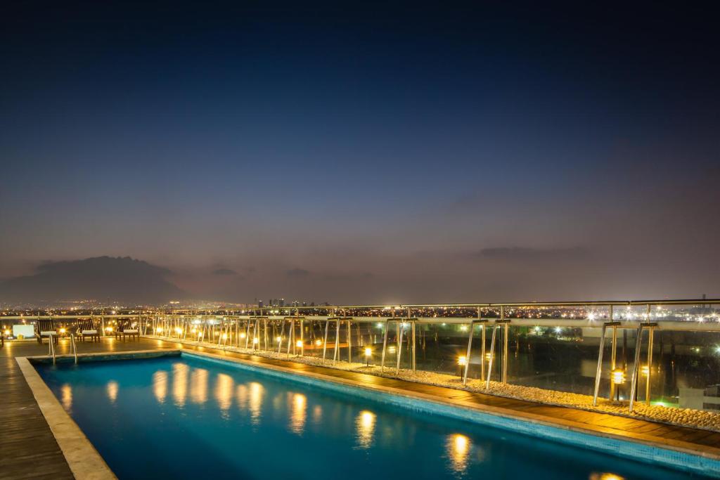 Piscina a Fiesta Inn Monterrey Fundidora o a prop