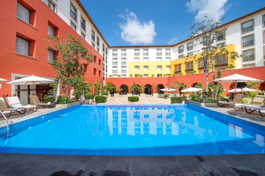 een zwembad op de binnenplaats van een hotel bij Grand Fiesta Americana Queretaro in Querétaro
