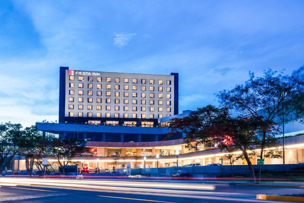 un grand bâtiment d'hôtel avec une route en face dans l'établissement Fiesta Inn Tuxtla Fashion Mall, à Tuxtla Gutiérrez