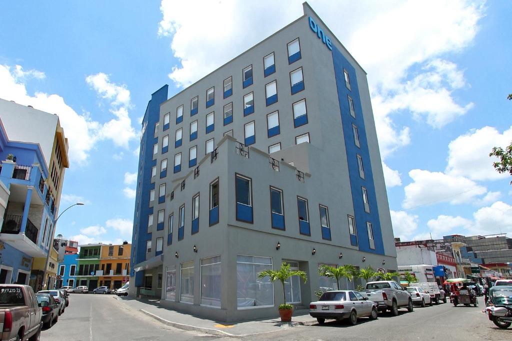 a tall building on the side of a street at One Villahermosa Centro in Villahermosa