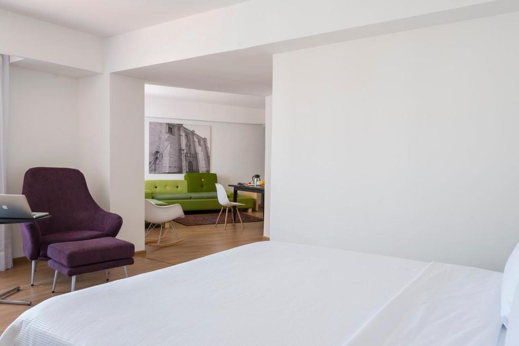 Postel nebo postele na pokoji v ubytování Fiesta Inn Queretaro