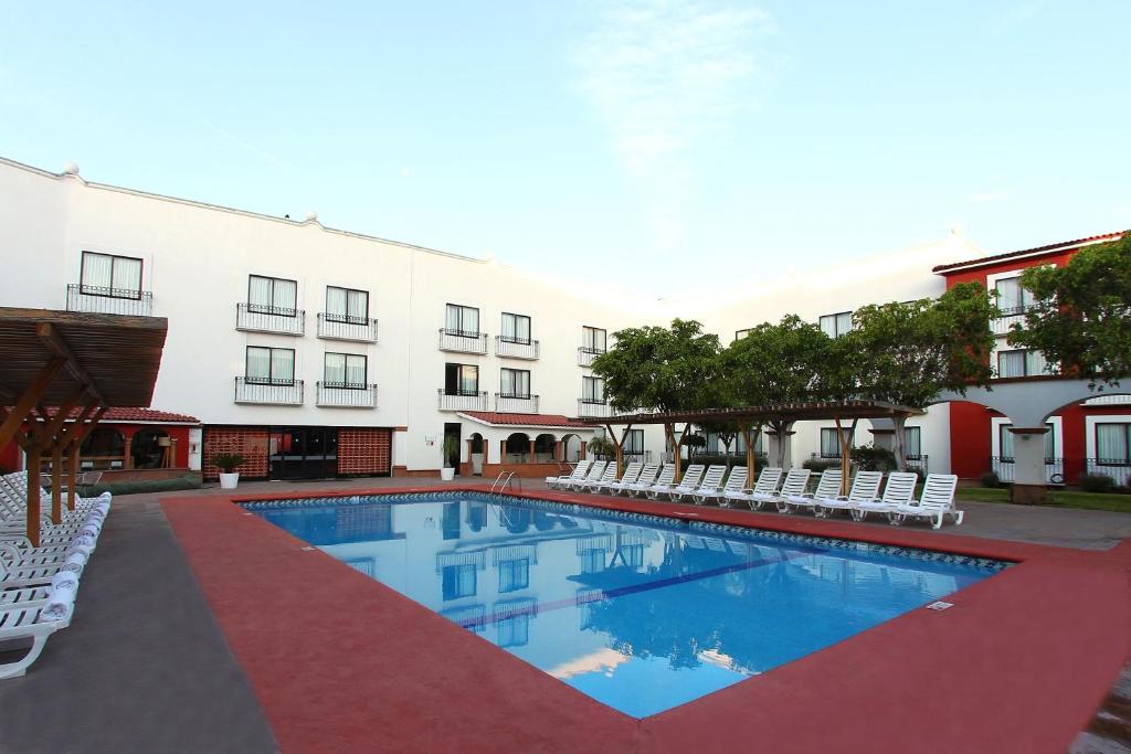 Bazén v ubytování Fiesta Inn Queretaro nebo v jeho okolí