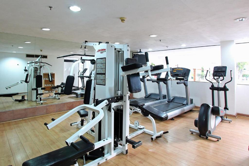 Fitness centrum a/nebo fitness zařízení v ubytování Fiesta Inn Queretaro