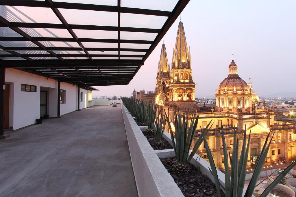 グアダラハラにあるOne Guadalajara Centro Historicoの屋根から市街の景色を望む
