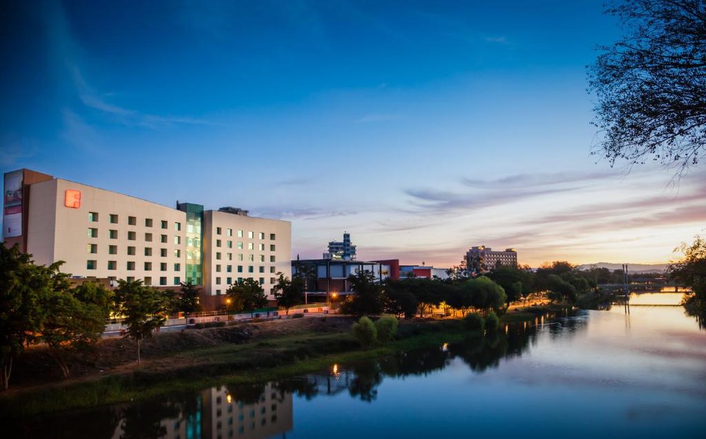 vistas a una ciudad con río y edificios en Fiesta Inn Culiacan en Culiacán