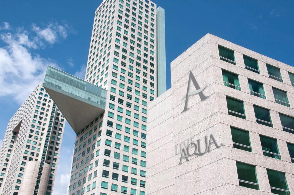 una vista de un edificio de pared k con dos edificios altos en Live Aqua Ciudad de Mexico Bosques de las Lomas, en Ciudad de México