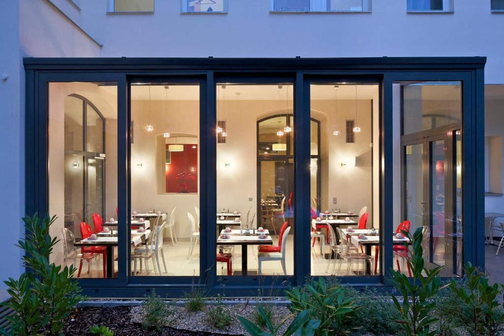 Red & Blue Design Hotel Prague - Resim 32