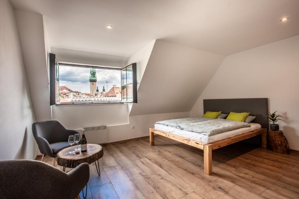 Postel nebo postele na pokoji v ubytování Apartmány na Mikulášském náměstí