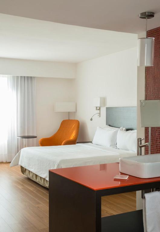 Postel nebo postele na pokoji v ubytování Fiesta Inn Queretaro