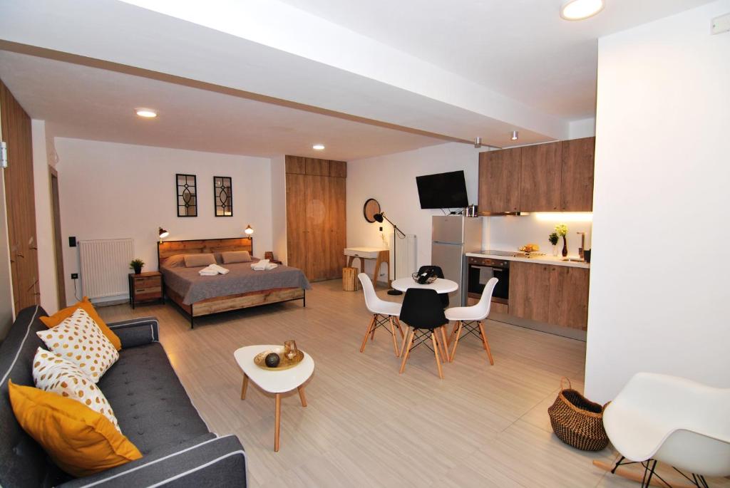 een woonkamer met een bank en een tafel bij Brand new Cozy Basement Apartment in Argostoli