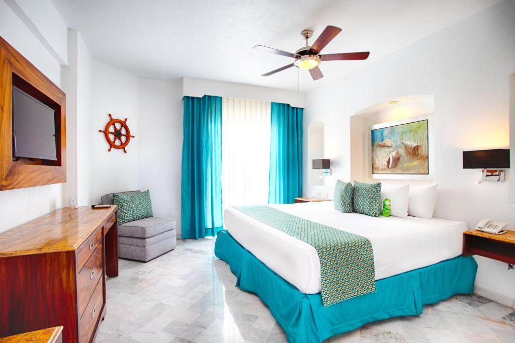 Postel nebo postele na pokoji v ubytování Vamar Vallarta All Inclusive Marina & Beach Resort
