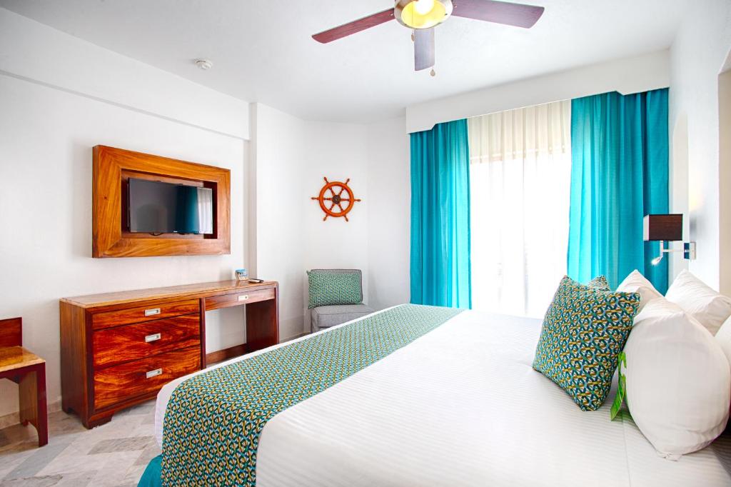 Postel nebo postele na pokoji v ubytování Vamar Vallarta All Inclusive Marina & Beach Resort