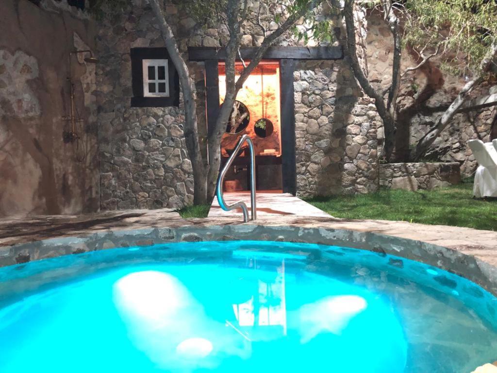 Bazén v ubytování Hotel de Piedra nebo v jeho okolí