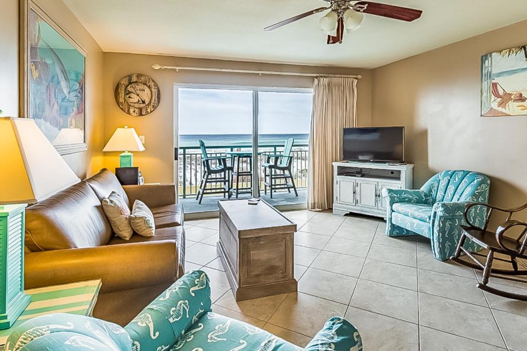 un soggiorno con divano, sedie e TV di Pelican Isle Condominiums a Fort Walton Beach
