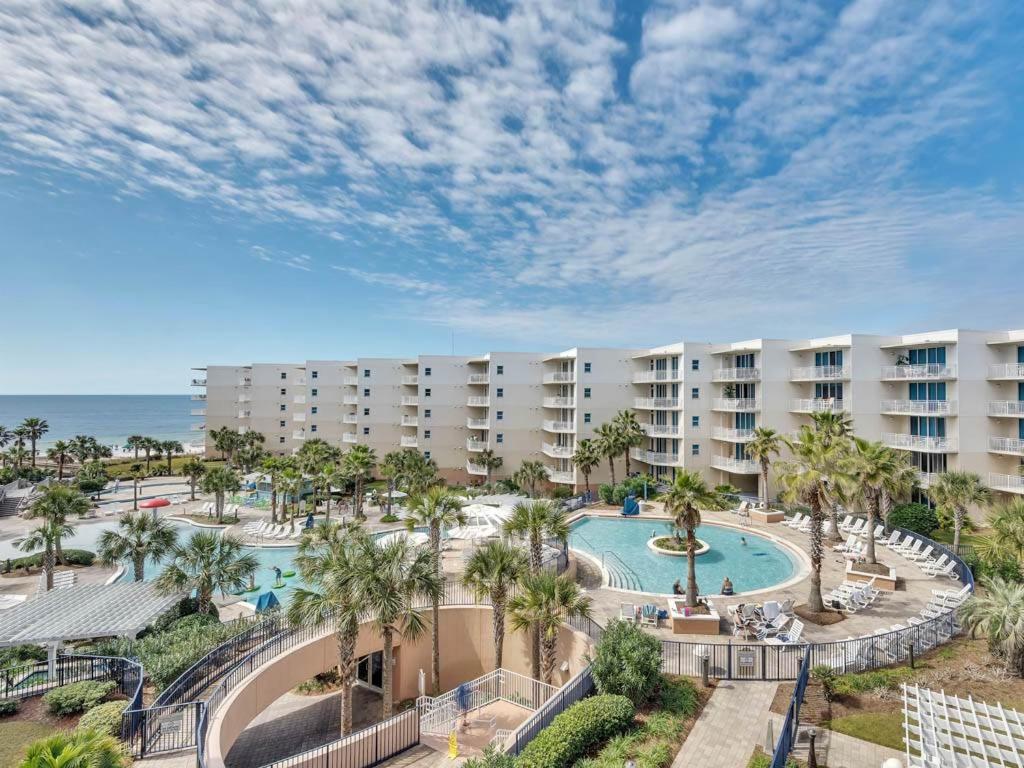 una vista aérea de un complejo con piscina en Waterscape B IV en Fort Walton Beach