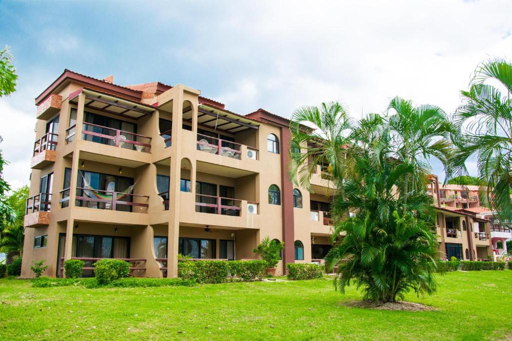 Zahrada ubytování Spectacular - spacious unit in Flamingo in front of the beach