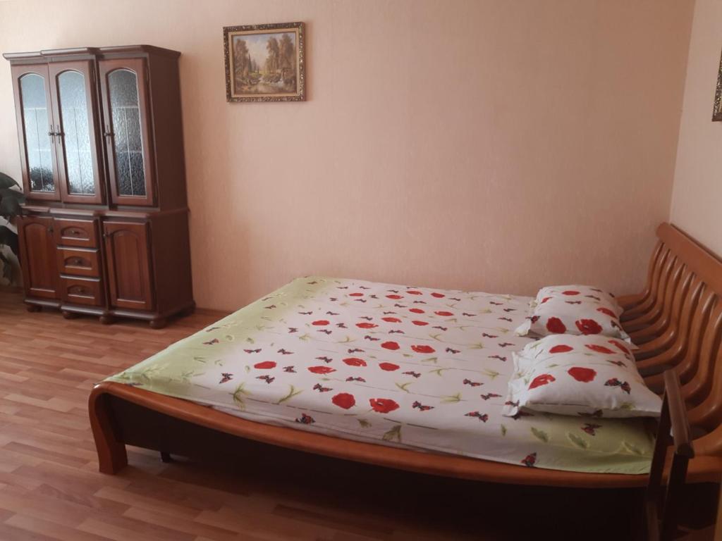 ヴィーンヌィツャにあるApartment on Lyali Ratushnoyのベッドルーム1室(花の飾られたベッド1台付)