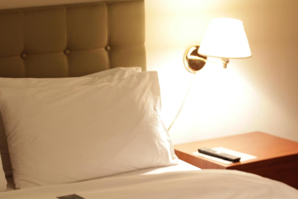 Postel nebo postele na pokoji v ubytování Plaza Hotel Beirut