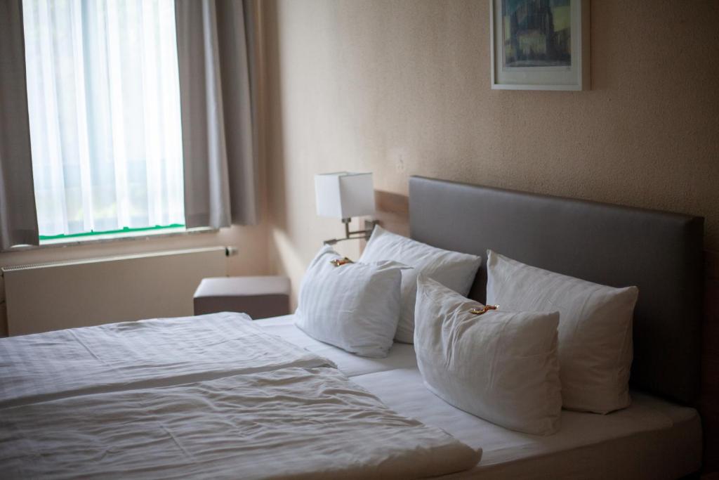 Postel nebo postele na pokoji v ubytování Hotel Landsberg