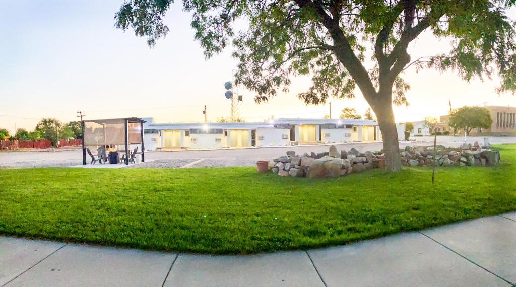 un parque con un árbol y un montón de rocas en Blue Sage Inn & Suites en Blanding