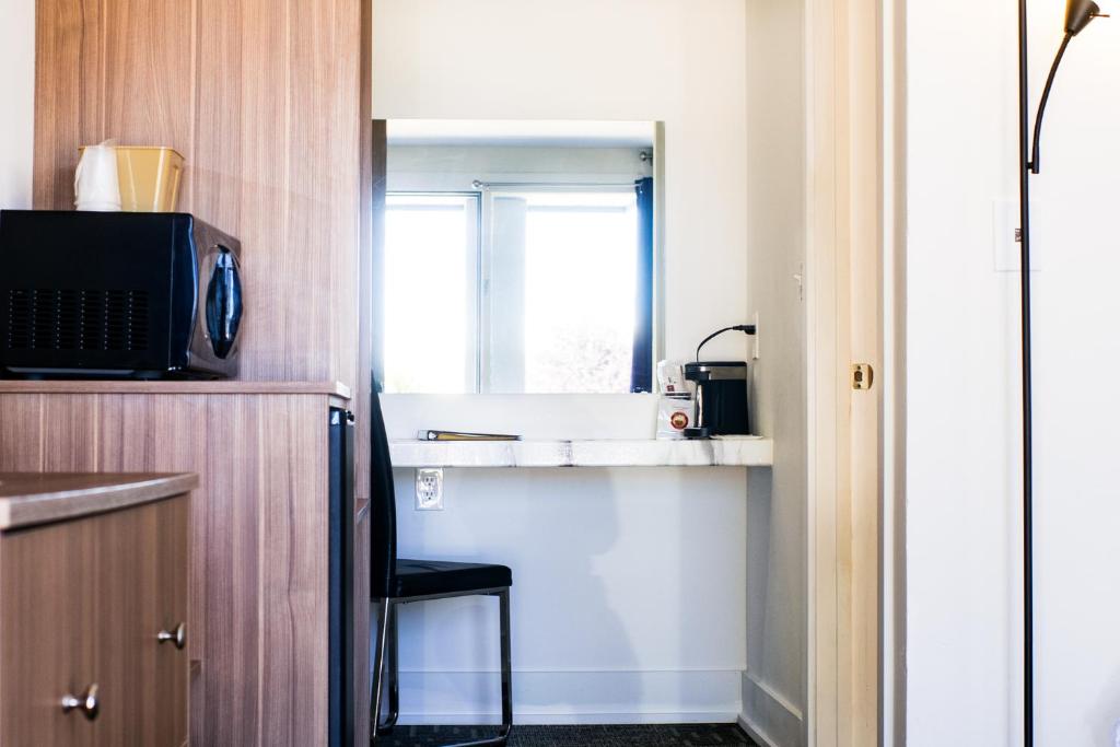 Kuchyň nebo kuchyňský kout v ubytování Blue Sage Inn & Suites