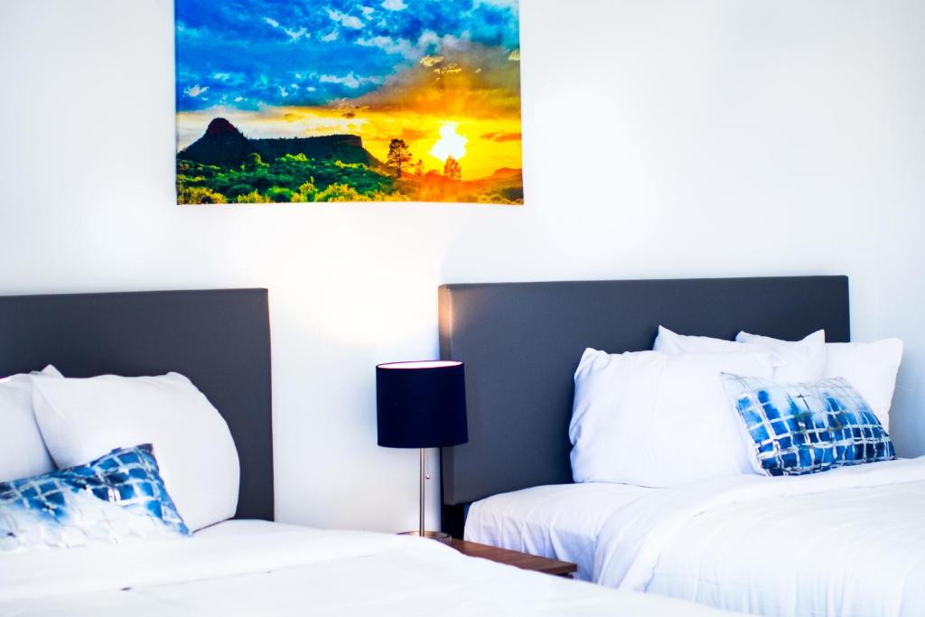 Postel nebo postele na pokoji v ubytování Blue Sage Inn & Suites
