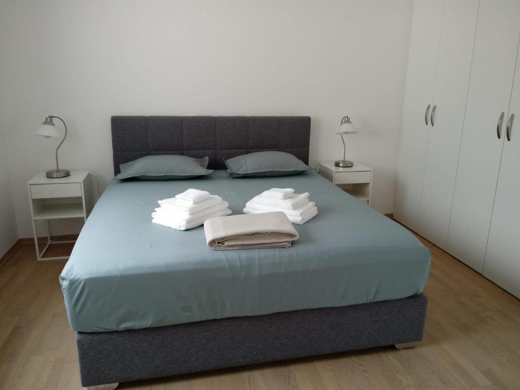 una camera da letto con un letto e asciugamani di SEAVIEW ROGOZNICA a Rogoznica (Rogosnizza)
