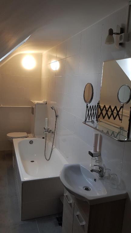 Koupelna v ubytování HBH Bajor Sörház Sólyomfészek Panzió
