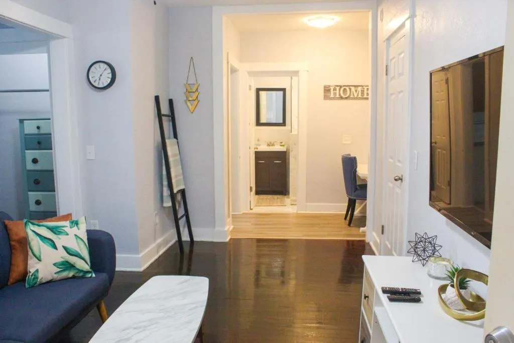 Mirror Lake Downtown St Pete Modern Flats by Tech Travel, Kudrovo, United States