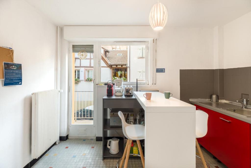 Dapur atau dapur kecil di Travel Homes -The Ecolier, 1min from Little Venice